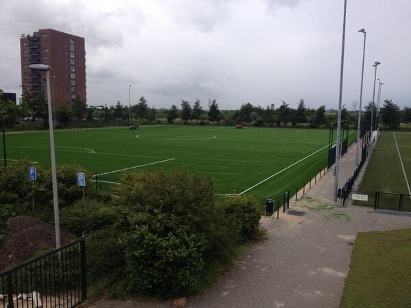 De nieuwe kunstgrasmat ligt er al mooi groen bij.