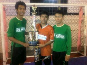 PdamFutsal's tweet photo. @Ncek_5  @fitroyan @Abdillah111 .. 3 pemain  yang kompak . #uhu-uhu :D http://t.co/XH0fE6OqNM