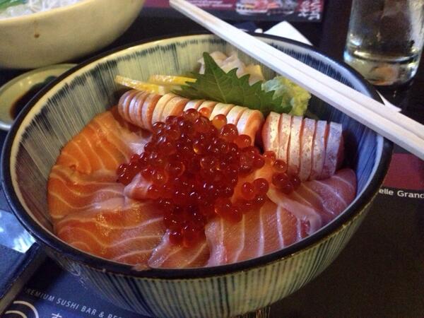 aharax_'s tweet photo. Sushihiro มีโปรลดราคาตลอด ข้าวหน้าปลาแซลมอน500เหลือ350 แซลมอนซาชิมิก็ชิ้นหนา เนื้อปลาหวานอร่อย โอ๊ย ฟินน #อร่อยไปแดก http://t.co/MMPSrISHoS