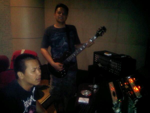 Recording w/ <a href="/absrock/">A Beckoning Silence</a> and @inihamzah done!!..pusing jg mikirin part yg blm pernah diulik tp pengen direkam :p