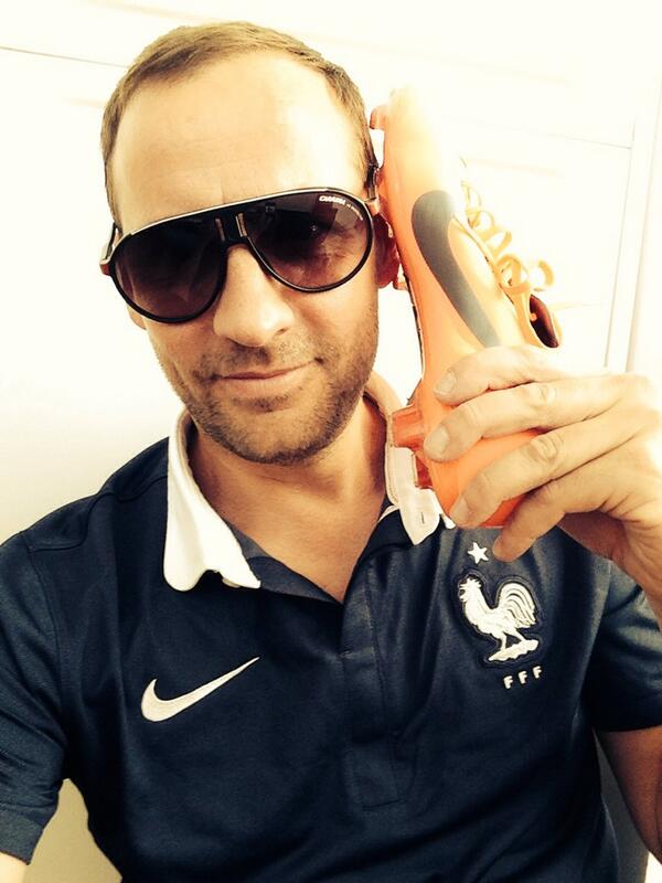 FredTestot's tweet photo. -SAV bonjour ?
-Ca serait pour que la france elle gagne 2 a zero s'il vous plait merci !Au revoir #curvedexperience http://t.co/STulJ26ks2