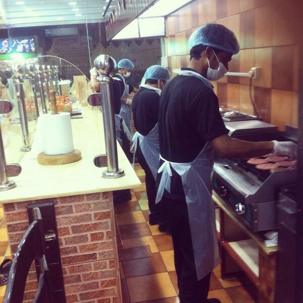 chef_burgrs's tweet photo. طاقم مطعم طاهي البرجر اثناء العمل . http://t.co/U60RpJ1XN0
