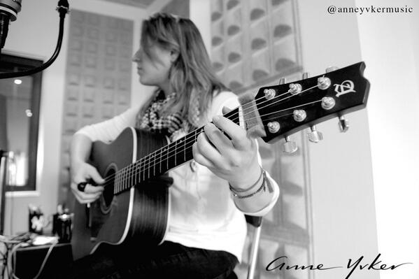 anneyvkermusic's tweet image. Black &amp;amp; White #YaEresfANNE #PopFusion #AnneYvkerMusic