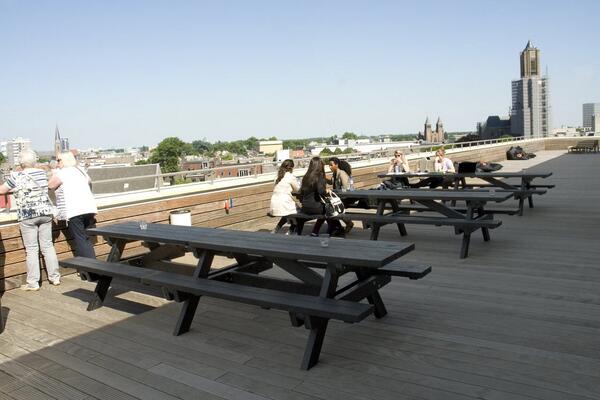 Astad_EU's tweet image. Heerlijk een drankje nuttigen aan onze verlengde kunststof #picknicktafels op het #dakterras van de #Rozet in Arnhem.