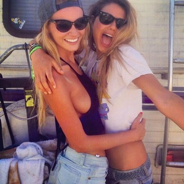 DixieeKirby's tweet photo. @DestinyKirby18 👭👙💖 #twins http://t.co/rFrjDMnnMd