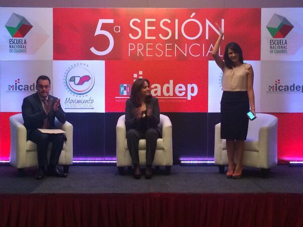 EC_IRH's tweet photo. .@gdeloya y @DuniaLudlow le dan la bienvenida a la Senadora @analiliaherrera, dirigente del @MT_Nacional http://t.co/r6P84swWJ3