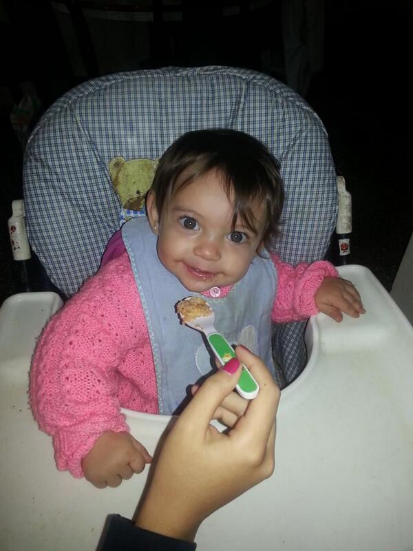 Nico5Riveros's tweet photo. @luuvrobles dandole de comer a mi ahijada Guadalupe ♥♥♥ http://t.co/eS8SWaJidM