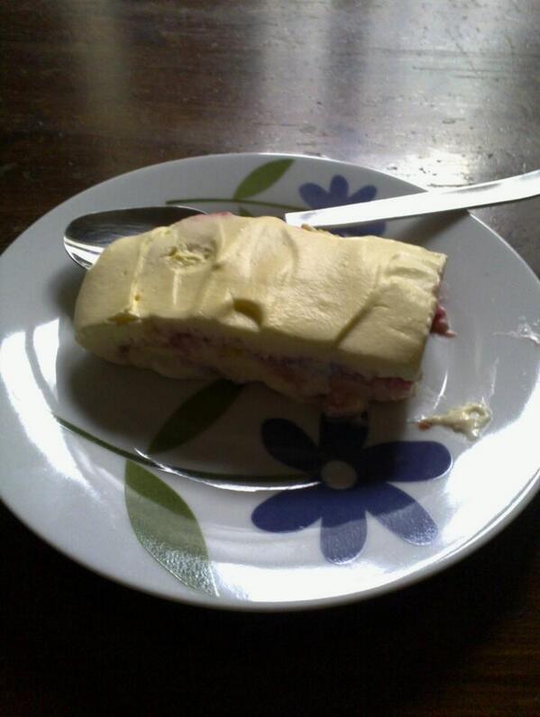 MichiPaindelli's tweet photo. Se la #nazionale perde ci si consola con un #tiramisu alle fragole! Grazie @manugatti_tweet http://t.co/X4r4dKXHDS
