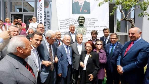 Kabataş Erkek Lisesi Vakfı'nın ilk Başkanı merhum Feyyaz Tokar Beyefendi'nin büstünü açtık.