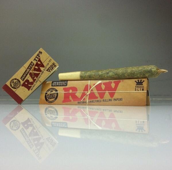 RAWLIFE247's tweet photo. "Lunch Break" 😁
King Size Slim + Wide Tips
#rawlife #kingsizeslim #classic #widetips #hempcotton #natural #raw http://t.co/52llbo9o4d