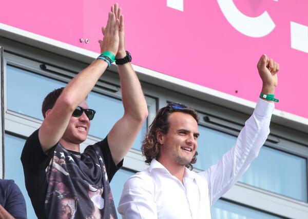 This is a nice touch <a href="/Liam628/">Liam Plunkett</a> #YCCC teammates congratulate him on his 5 wicket haul. <a href="/BrooksyFerret/">Jack Brooks</a> @pyrah27 #EngvSL