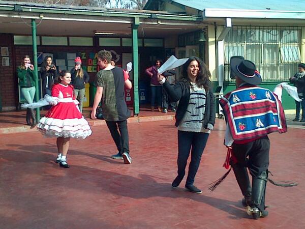 IndepDaem's tweet photo. Estudiantes neozelandeses aprendiendo a bailar nuestra cueca en escuela Nueva Zelandia http://t.co/4QkyFiWoJz