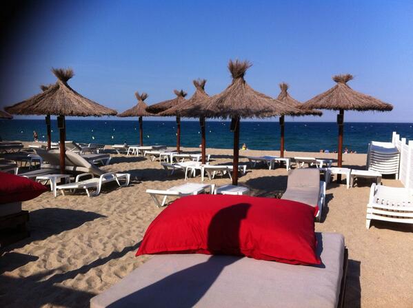 LeslieCarles's tweet photo. Au boulot? Ah ben nan y a personne... Une petite sieste alors... http://t.co/ESYVX548RQ