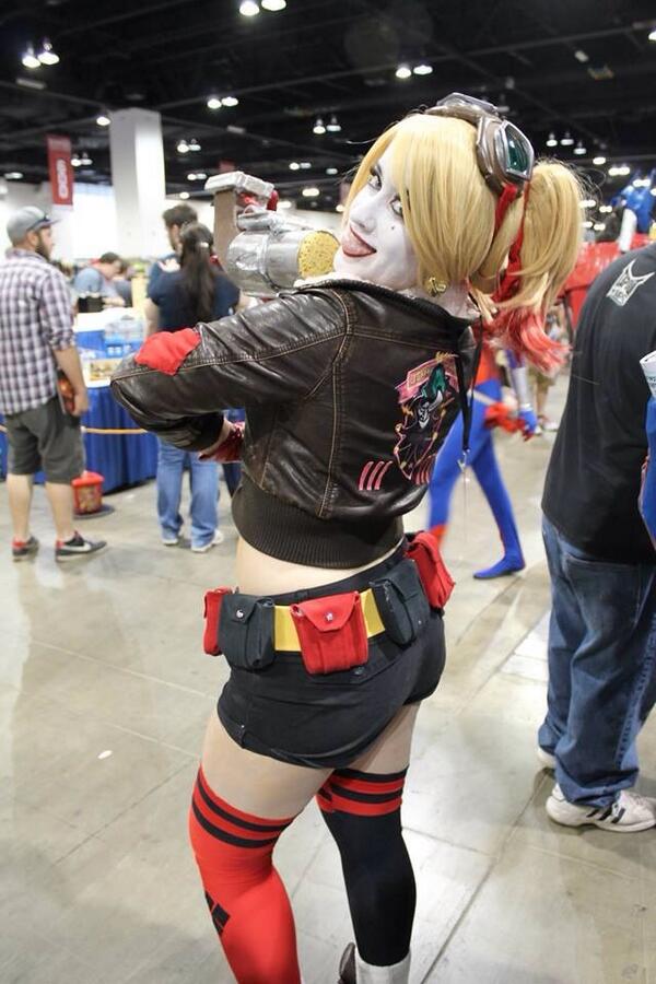 St3phBot's tweet image. Shot of my HQ from behind #dcbombshell #harleyquinn #bombshellharleyquinn #harleyquinncosplay #joker #denvercomiccon
