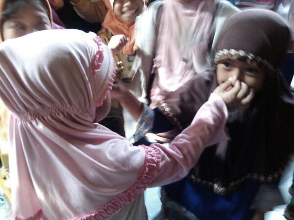 dewinisa11's tweet photo. Meskipun mereka tak punya siapa2 lagi, tetapi keceriaan mereka selalu terpancar ### http://t.co/zUJAGQjvpm