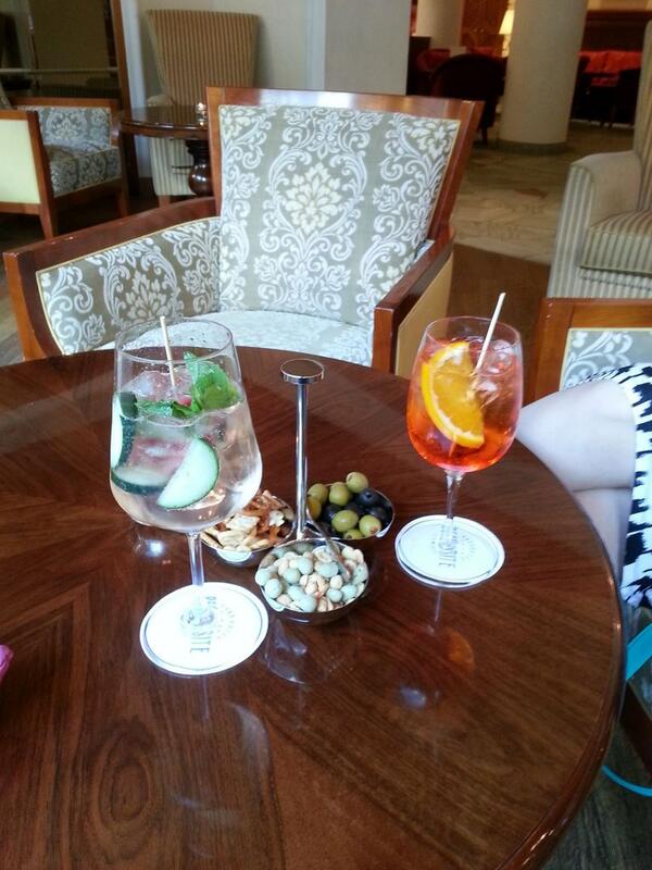 Charyeomans9's tweet photo. last night in Zermatt,  time for a drink!! http://t.co/CLt2JCfLCj