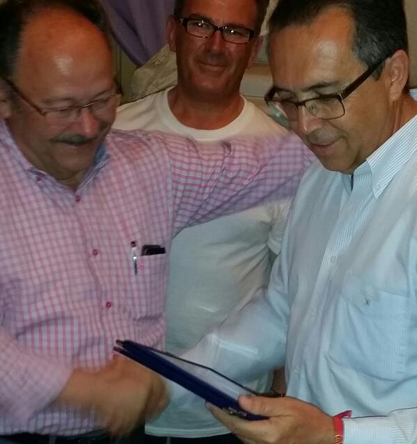 Entrega trofeo a <a href="/facpgranada/">Caseteros Corpus FACT</a> de  <a href="/SaetayCobre/">Caseta SaetayCobre</a> en representación #Claudio