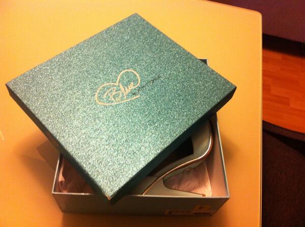 Nalleli_Esviv's tweet image. Just in time! @amazon #punctually  #neverlate @xoBetseyJohnson 💖💖 #blueshoes