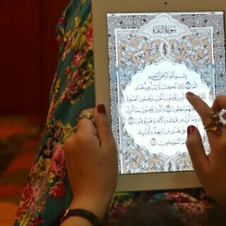 الأبكم يتمنى أن يُرتل كتاب الله ..
والأصم يتمنى أن يسمعه..
والأعمى يتمنى أن يراه..
ونحنُ ،، أهلكتنا هواتفنا !

🌼🌼