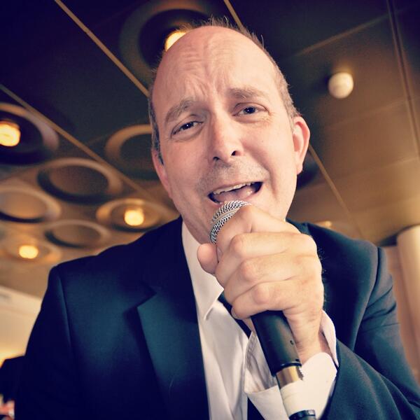 HellstringsN's tweet image. The Dude, vokalist i #hellstrings. Lyrisk baryton til tunge låter spilt på små instrument. #ukulele