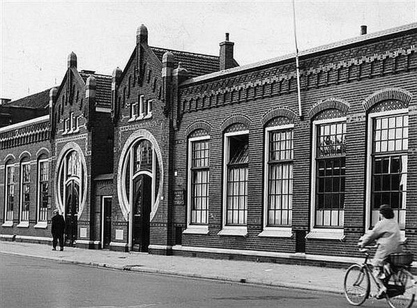 ZowasUtrecht's tweet photo. Jutfaseweg – 1958 | W.G. van de Hulstschool. In 1981 gesloopt, behalve de twee markante Jugendstil poortjes (HUA) http://t.co/7EsYBINgSt