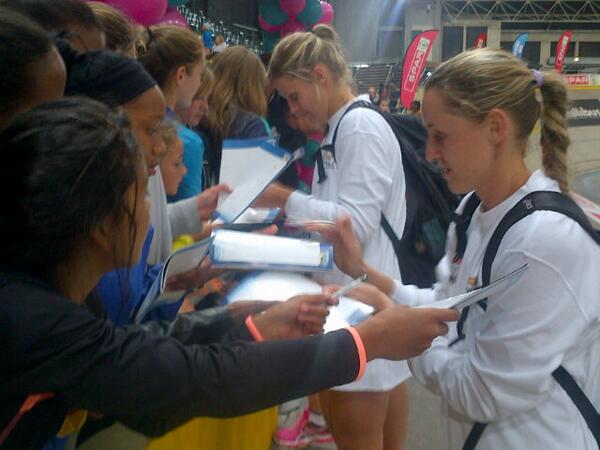 bruceybld's tweet photo. Star #SPARProteas @ErinBurger and @MarykaHoltz sign for the fans #SparChallenge #CapeTown @Netball_SA #SAVSCOT http://t.co/18nfYmqH8h