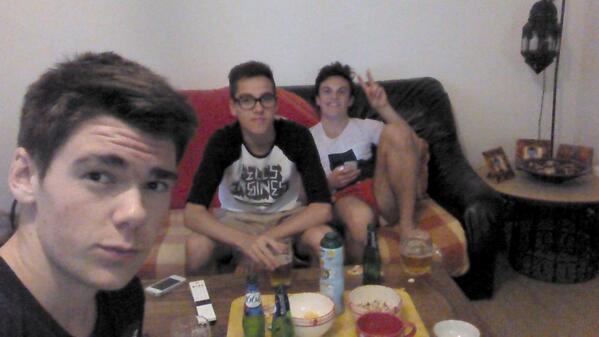 SebiCalas's tweet photo. La base #selflo http://t.co/egw3vEB3KX