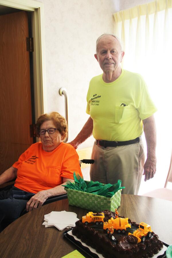 BethanyHomeKS's tweet photo. #BethanyHome helped the Malms celebrate 50 years in business. http://t.co/o2MNV9rmrb http://t.co/r8CD9qviPB
