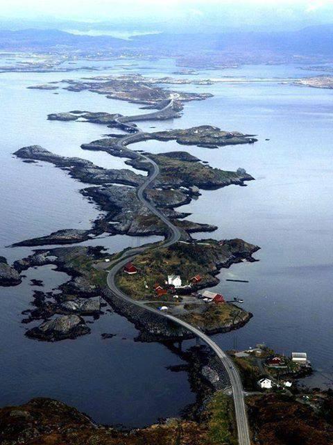NaturPictures's tweet photo. Cuidado que vienen curvas! Atlantic Road, Noruega. http://t.co/V0QNV8GFfL