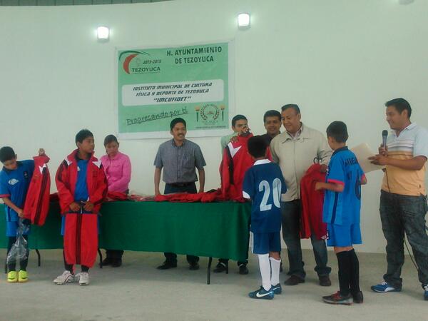 Tezoyuca2's tweet photo. Entregando apoyos que fomentan el deporte en Tezoyuca. Juntos Seguimos Progresando http://t.co/xP6TuOrr5E