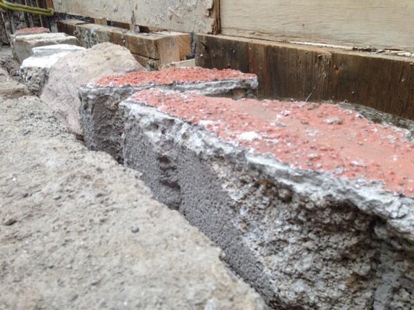 Estas son las primeras piedras que colocaron familiares de víctimas fatales en el #MemorialNewsDivine