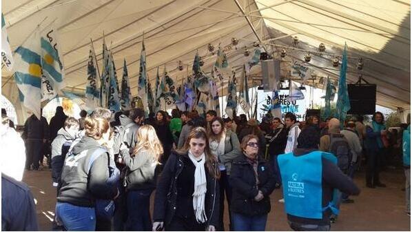 minutounocom's tweet photo. Distintas organizaciones marcharon al Cabildo bajo la consigna "buitres o Argentina" http://t.co/AsWJedm1IE http://t.co/Lo0RHFTTuy
