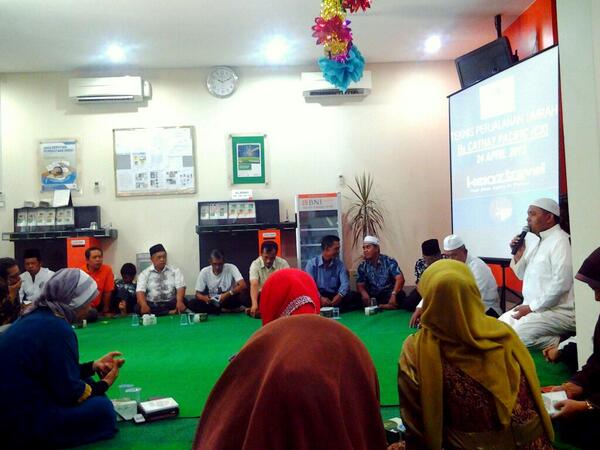 Emma_gomax's tweet photo. Gathering Komunitas Haji Jambi @BNISyariah http://t.co/F5auVqNJCa