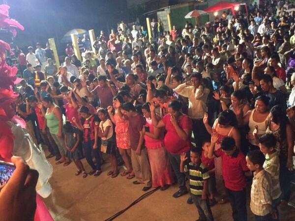 ANOCHE MÁS DE 100 vidas PARA CRISTO EN CHOLOMA HONDURAS CRISTO VIVEEEEEEE A SU NOMBRE GLORIAAAAAA