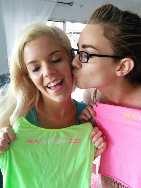 MajorCasting's tweet photo. 2 beauties @tali_dova @halle_von_ http://t.co/mblxilSosS