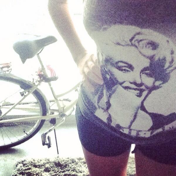 KatiePinciotti's tweet image. oh hi marilyn #summerthreads