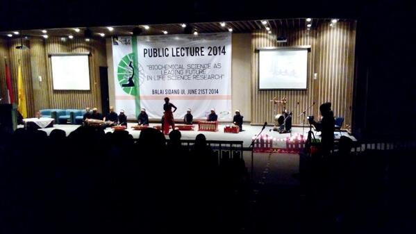 publiclecture's tweet photo. it's time for gamelan performance :D http://t.co/7c99HOkexc