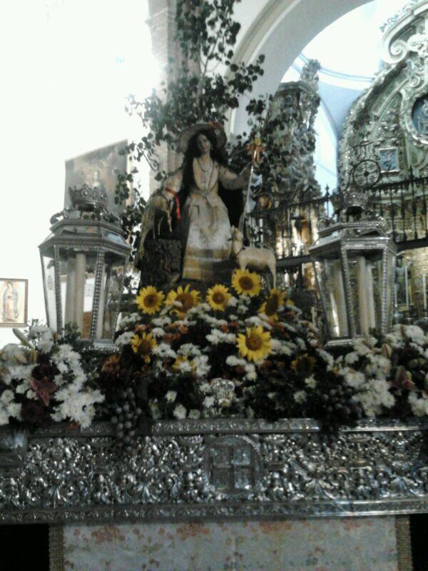 SanchezMS12's tweet photo. Esperando a sus pastoreños para que le den su paseo por las calles de carmona!! @pastora_carmona http://t.co/INtLlbESa3