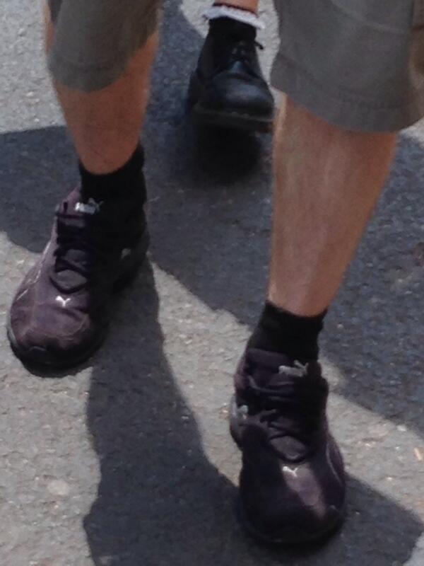 footfails's tweet photo. MAGIC PERSON. I WILL COMBUST. DANGER #footfails http://t.co/YiQhn1shjE