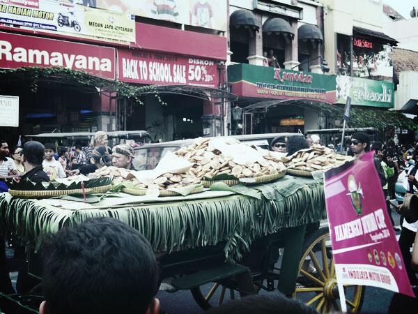 Jogja24Jam's tweet photo. #PictYk [21/6/2014] jogjakarta, malioboro. kue apem yg diarak... http://t.co/C7ddY0bNR8 | @riraen