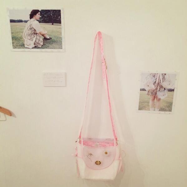 Ritsuko Karita 花摘みゼリーのポシェット 花つみ という寒天ゼリーと今回のテーマを掛け合わせたポシェットです お砂糖をイメージしたキラキラの生地 お散歩に連れていってほしいです イチゴ メロン グレープフルーツ ソーダ味の4色展開です