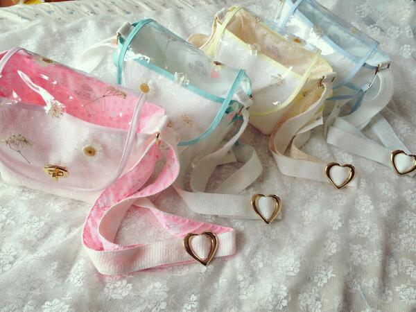 Ritsuko Karita 花摘みゼリーのポシェット 花つみ という寒天ゼリーと今回のテーマを掛け合わせたポシェットです お砂糖をイメージしたキラキラの生地 お散歩に連れていってほしいです イチゴ メロン グレープフルーツ ソーダ味の4色展開です