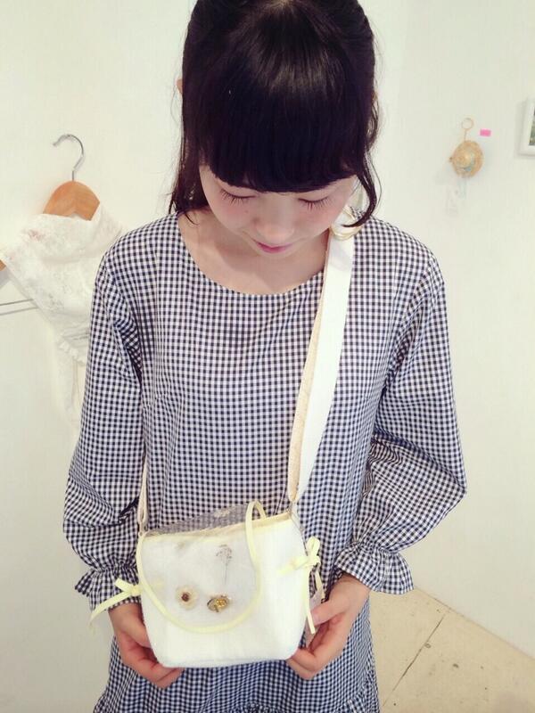 Ritsuko Karita 花摘みゼリーのポシェット 花つみ という寒天ゼリーと今回のテーマを掛け合わせたポシェットです お砂糖をイメージしたキラキラの生地 お散歩に連れていってほしいです イチゴ メロン グレープフルーツ ソーダ味の4色展開です