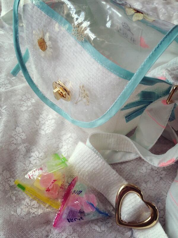 Ritsuko Karita 花摘みゼリーのポシェット 花つみ という寒天ゼリーと今回のテーマを掛け合わせたポシェットです お砂糖をイメージしたキラキラの生地 お散歩に連れていってほしいです イチゴ メロン グレープフルーツ ソーダ味の4色展開です