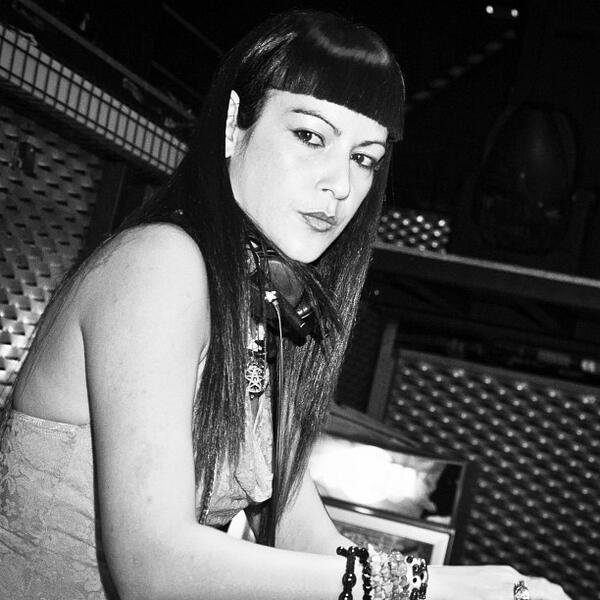 fabrikdiscoteca's tweet photo. Señoras y señores... Un RT para la reina del hard techno  !! @FatimaHajji HOY es TU noche ❤ !! http://t.co/lyMEuDP7dq