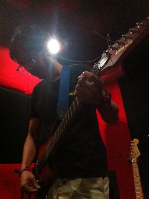 Fade2Black_rap's tweet photo. @ditobuditrianto on his gear, tuning things #pastibisa http://t.co/MVjnMi0zVA