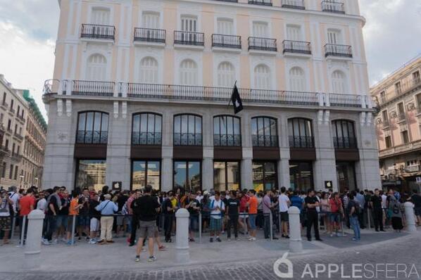 applesfera's tweet photo. La Apple Store Puerta del Sol abre sus puertas  http://t.co/Py529fY9mN http://t.co/32XnGxDtUh