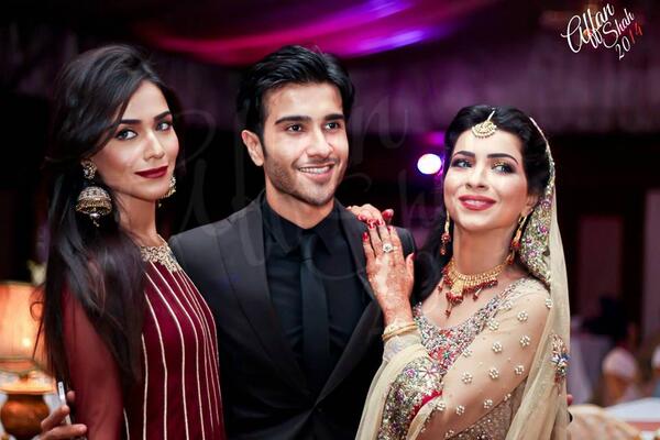 Pak_Fashion's tweet photo. @HumaimaMalick and @ferozekhaan at their sister @DuaMalikk walima. Totally an adorable sibling love! http://t.co/AREaiZNpV0