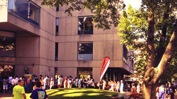 DaveCreate's tweet image. Students lined up for summer school checkin #harvardsummer14 wonder what classes they're all taking.