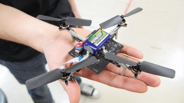 フェノクス（Phenox）。日本の東京大学に関係するPhenox Labによって発表された自律動作に対応するクアッドコプター。人間の声やジェスチャーなどに反応して自律動作することができる。重さは60g。